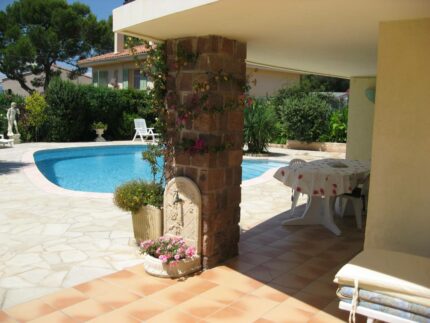 Charmante villa entièrement équipée avec piscine privée et jardin | Vue jardin